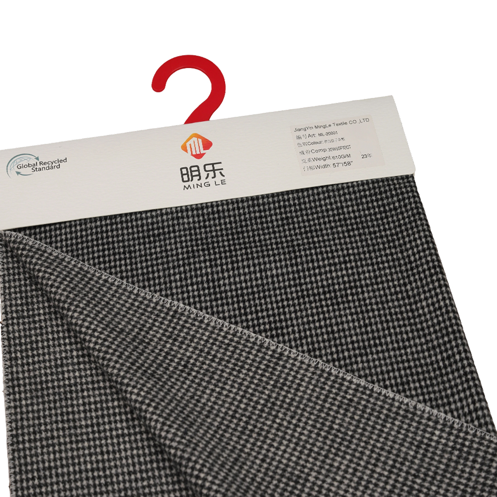 30% gyapjú, 60% poliészter, 10% egyéb szál, 610 G/M, fekete-fehér, kockás, egyoldali fedőszövet, ML-20001