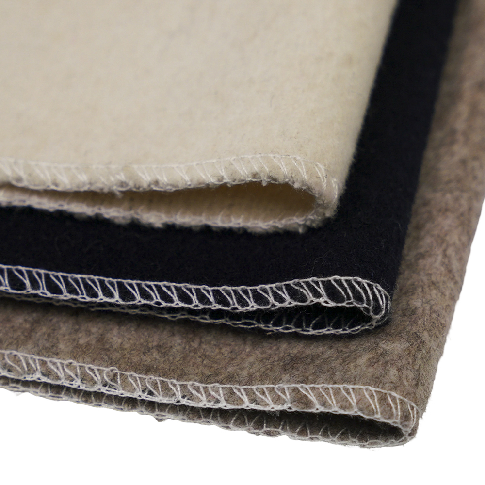 50% gyapjú, 40% poliészter, 10% egyéb szál, 680G/M, bézs, kristálygyapjú egyoldali bevonat, ML-242-2050680