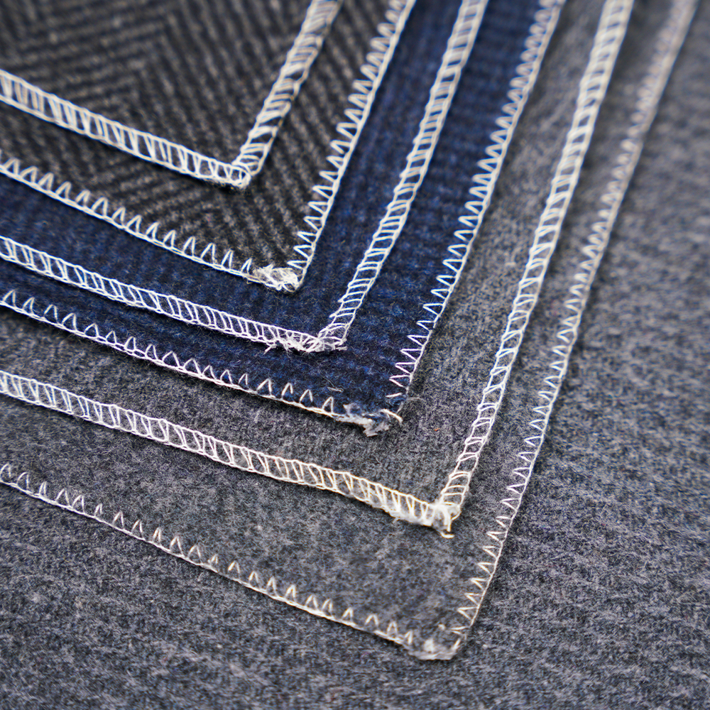 50% gyapjú, 50% egyéb szál, 760 G/M, sötétszürke + közepes szürke, kockás halszálkás mintás melton szövet, ML-241150-760